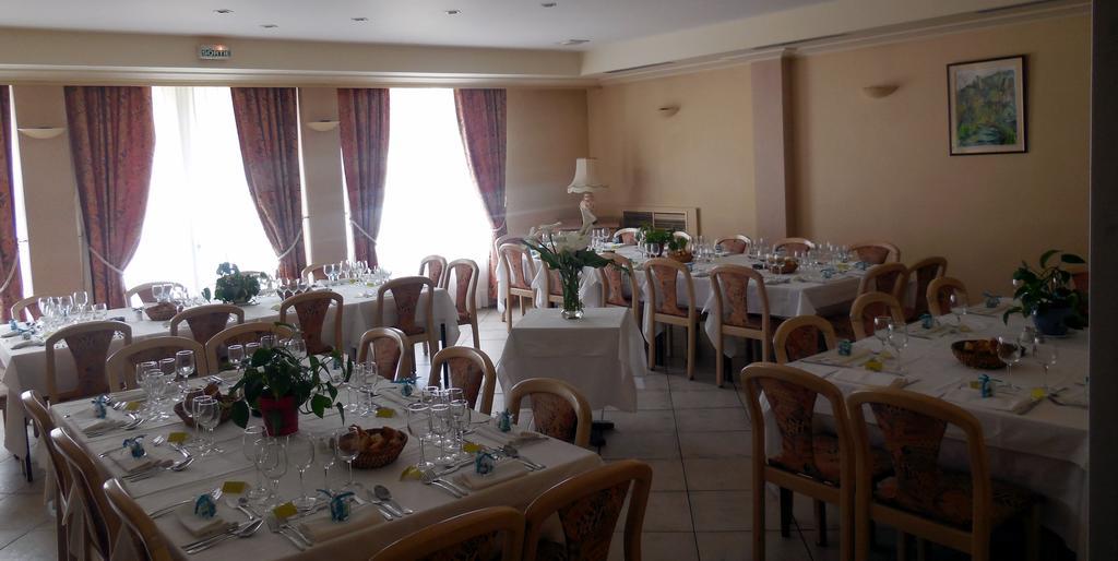 Logis Hotel Restaurant Des Voyageurs Pont-de-Salars Eksteriør billede