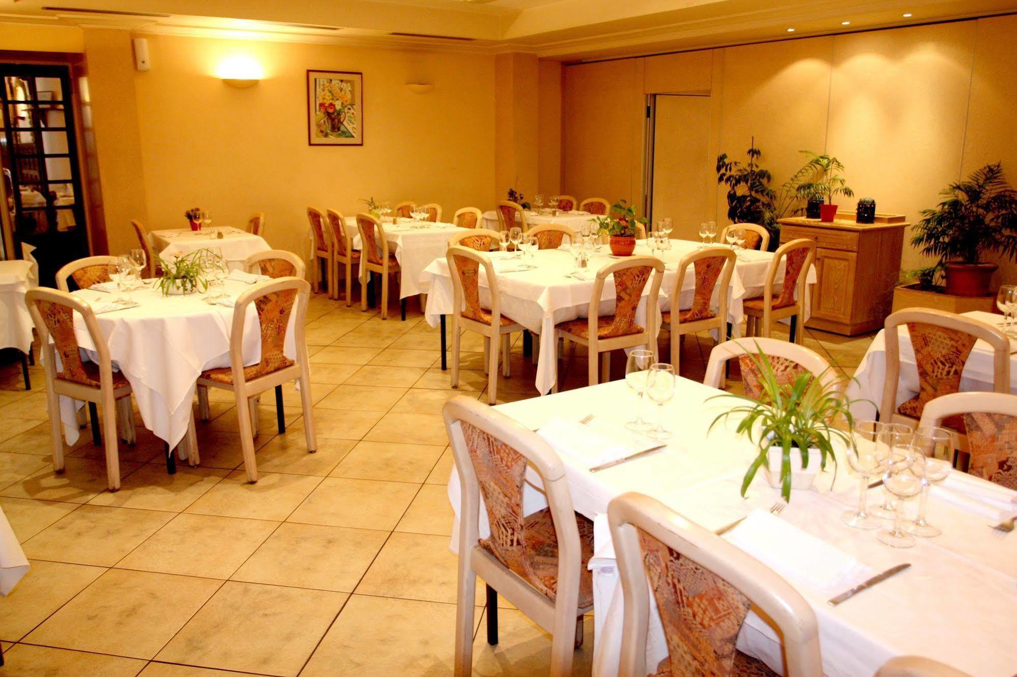 Logis Hotel Restaurant Des Voyageurs Pont-de-Salars Eksteriør billede