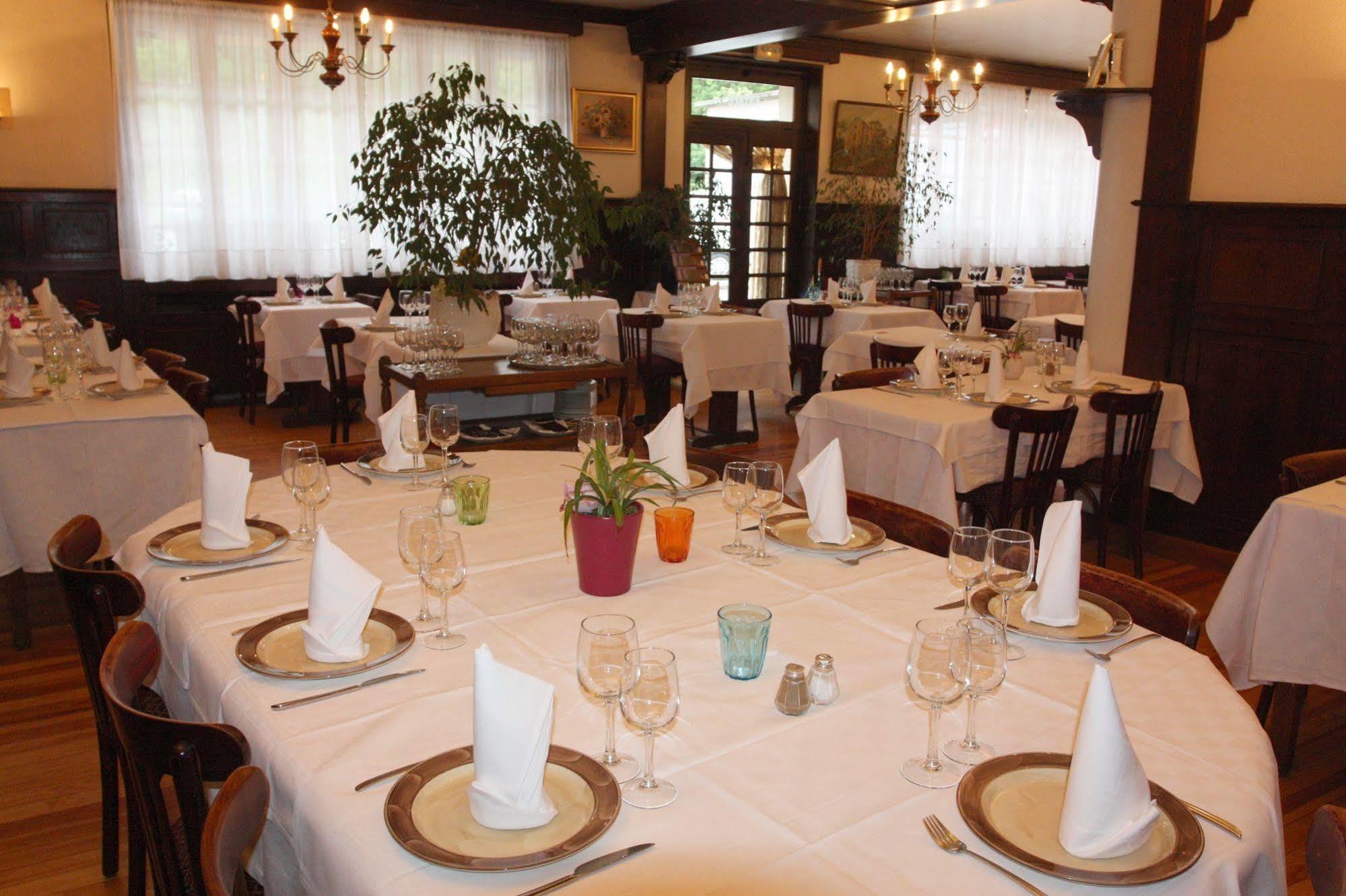 Logis Hotel Restaurant Des Voyageurs Pont-de-Salars Eksteriør billede